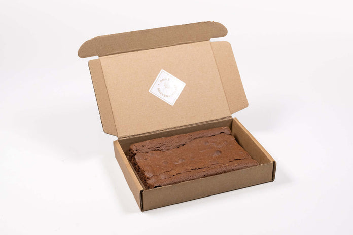 Brievenbus Brownie ½ – brievenbusgeschenk in open brievenbusdoos, halve pure chocolade brownie met roomboter