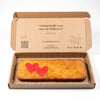 Alt Tag: Brievenbus Liefdes Boterkoek – brievenbusgeschenk in open verzenddoos, verse roomboter boterkoek met rode marsepein harten