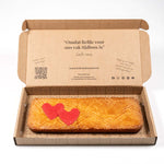 Alt Tag: Brievenbus Liefdes Boterkoek – brievenbusgeschenk in open verzenddoos, verse roomboter boterkoek met rode marsepein harten