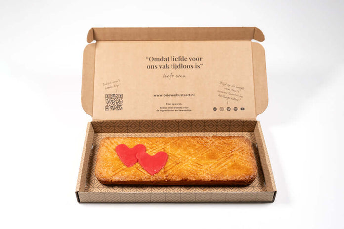 Alt Tag: Brievenbus Liefdes Boterkoek – brievenbusgeschenk in open verzenddoos, verse roomboter boterkoek met rode marsepein harten