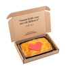 Brievenbus Liefdes Boterkoek ½ – brievenbusgeschenk in cadeauverpakking met roomboter boterkoek en rood marsepein hart