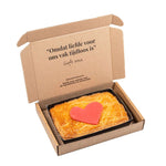 Brievenbus Liefdes Boterkoek ½ – brievenbusgeschenk in cadeauverpakking met roomboter boterkoek en rood marsepein hart