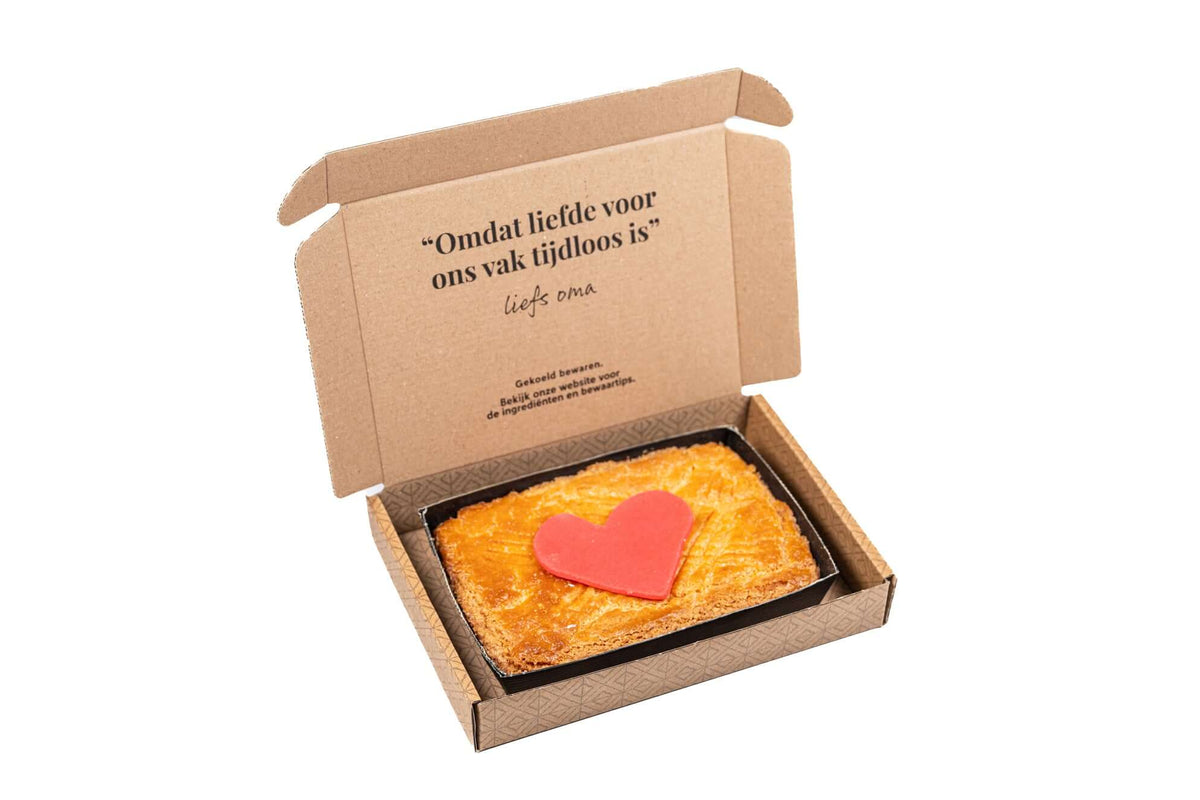 Brievenbus Liefdes Boterkoek ½ – brievenbusgeschenk in cadeauverpakking met roomboter boterkoek en rood marsepein hart