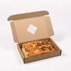 Alt Tag: Brievenbus Notencake ½ – brievenbusgeschenk halve notencake met gebrande noten in open brievenbusdoos
