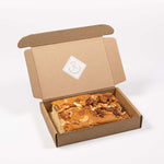 Alt Tag: Brievenbus Notencake ½ – brievenbusgeschenk halve notencake met gebrande noten in open brievenbusdoos