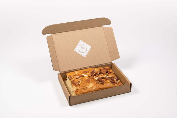 Alt Tag: Brievenbus Notencake ½ – brievenbusgeschenk halve notencake met gebrande noten in open brievenbusdoos