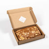 Brievenbus Speculaascake ½ – brievenbusgeschenk in open brievenbusdoos, halve speculaascake met amandelschaafsel