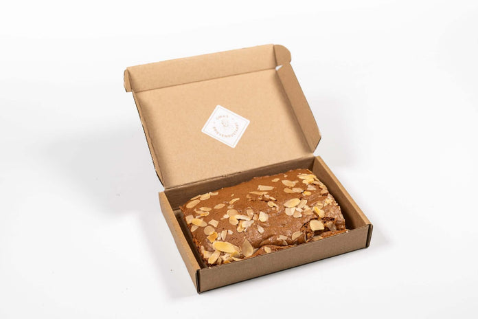 Brievenbus Speculaascake ½ – brievenbusgeschenk in open brievenbusdoos, halve speculaascake met amandelschaafsel
