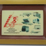 Chocolade fotolijst met voorbeeldopdruk in een goudkleurig doosje met venster