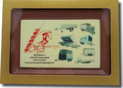 Chocolade fotolijst met voorbeeldopdruk in een goudkleurig doosje met venster