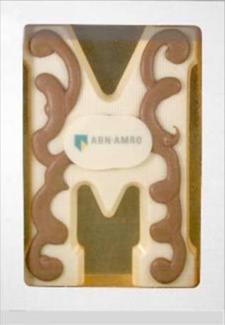 Chocoladeletter M van witte chocolade met garnering en schildje met voorbeeldlogo, in vensterdoosje