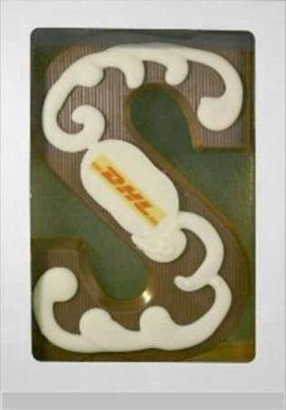 Chocoladeletter S met witte garnering en schildje met voorbeeldlogo, in vensterdoosje