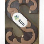 Chocoladeletter S van donkere chocolade met garnering en schildje met voorbeeldlogo, in vensterdoosje