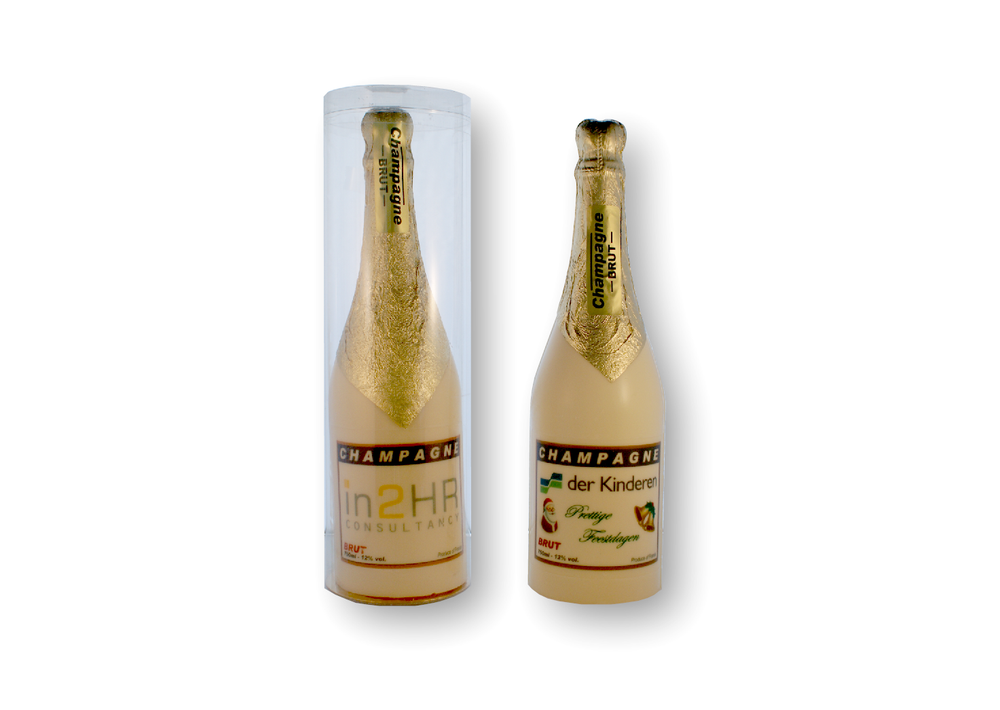 Twee champagneflessen van witte chocolade met goudfolie en voorbeeldlogo op het etiket, één in transparante koker