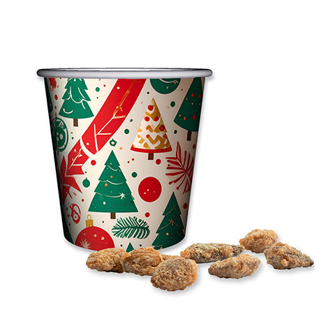 Gebrande amandelen naast een bedrukte snackbeker met kerstmotief