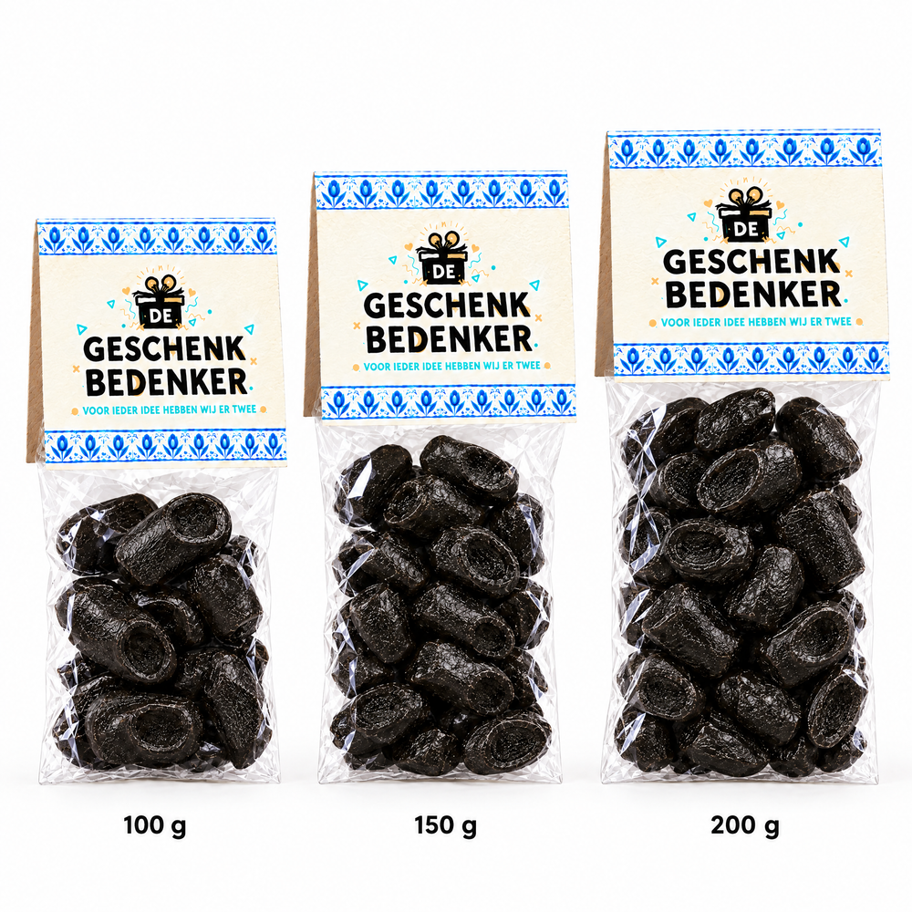 Zakjes klompendrop van 100, 150 en 200 gram naast elkaar, met bedrukt topkaartje