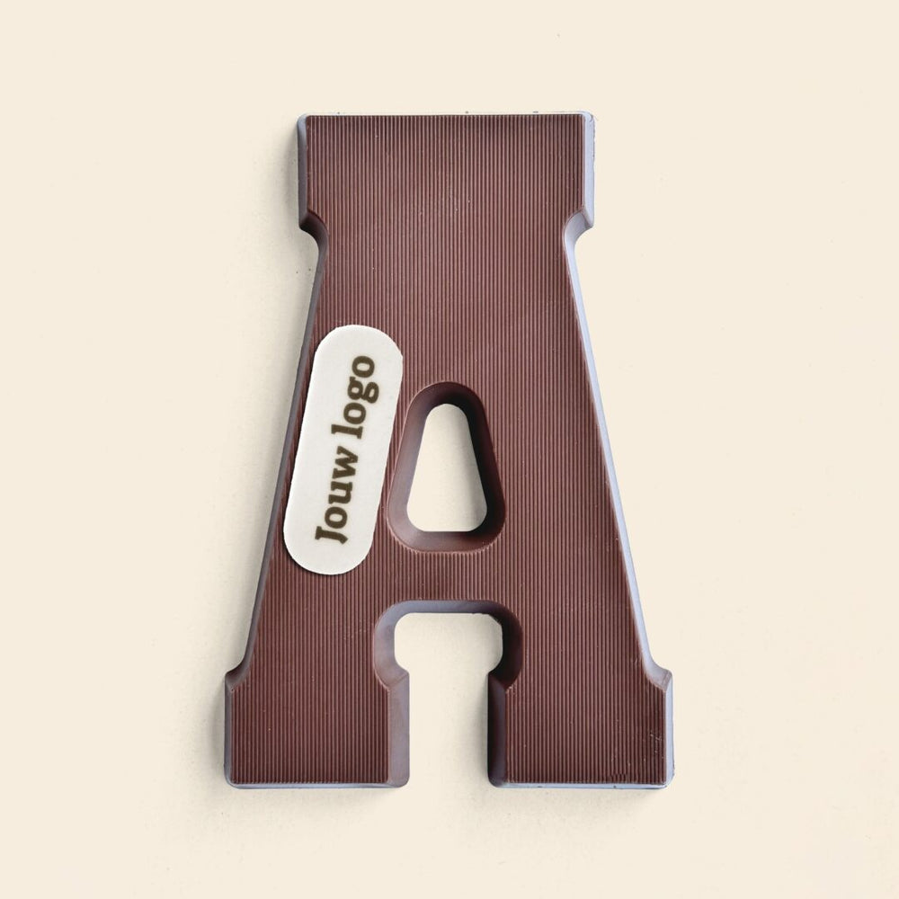 Chocoladeletter met logo A van melkchocolade, ander aanzicht