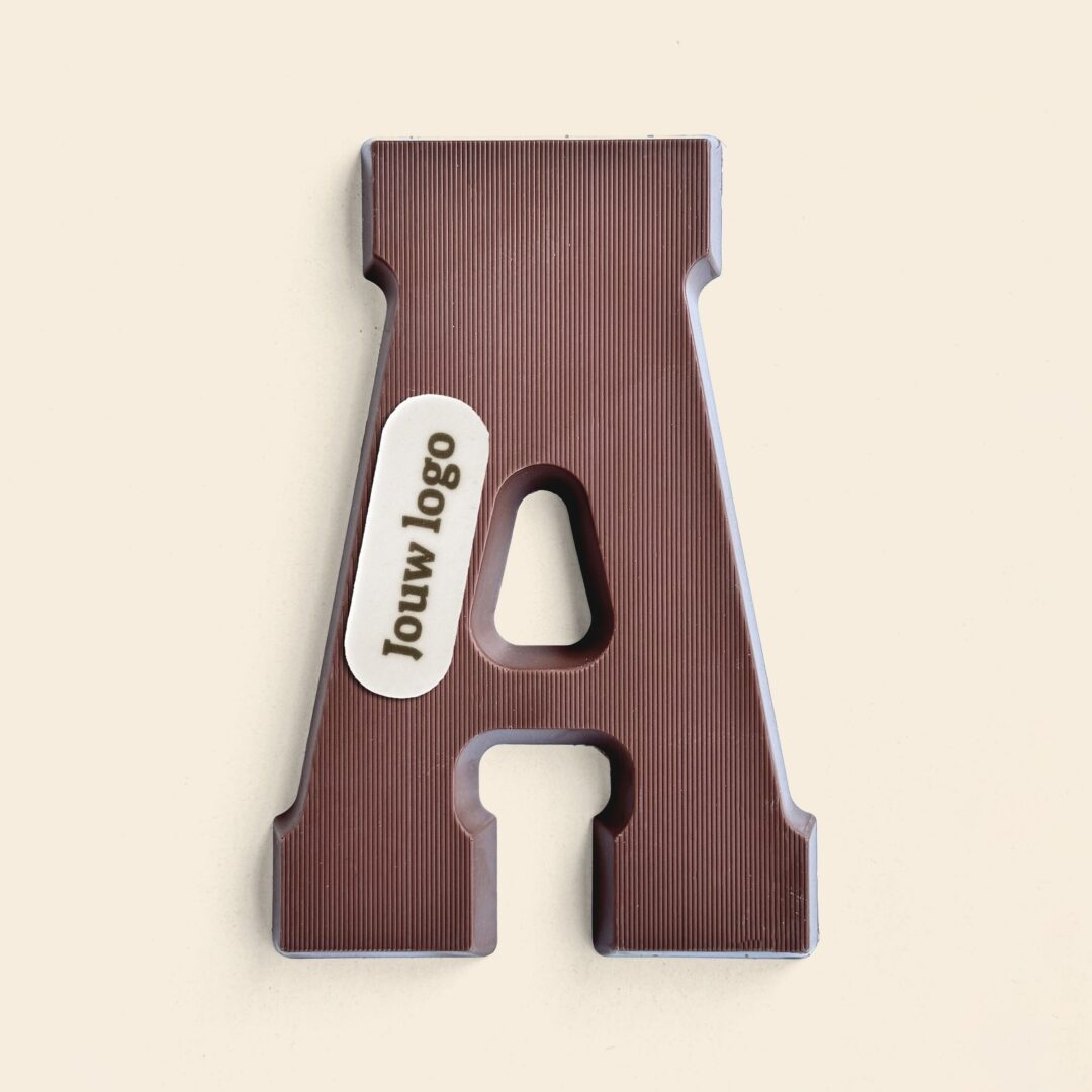 Chocoladeletter met logo A van melkchocolade, ander aanzicht