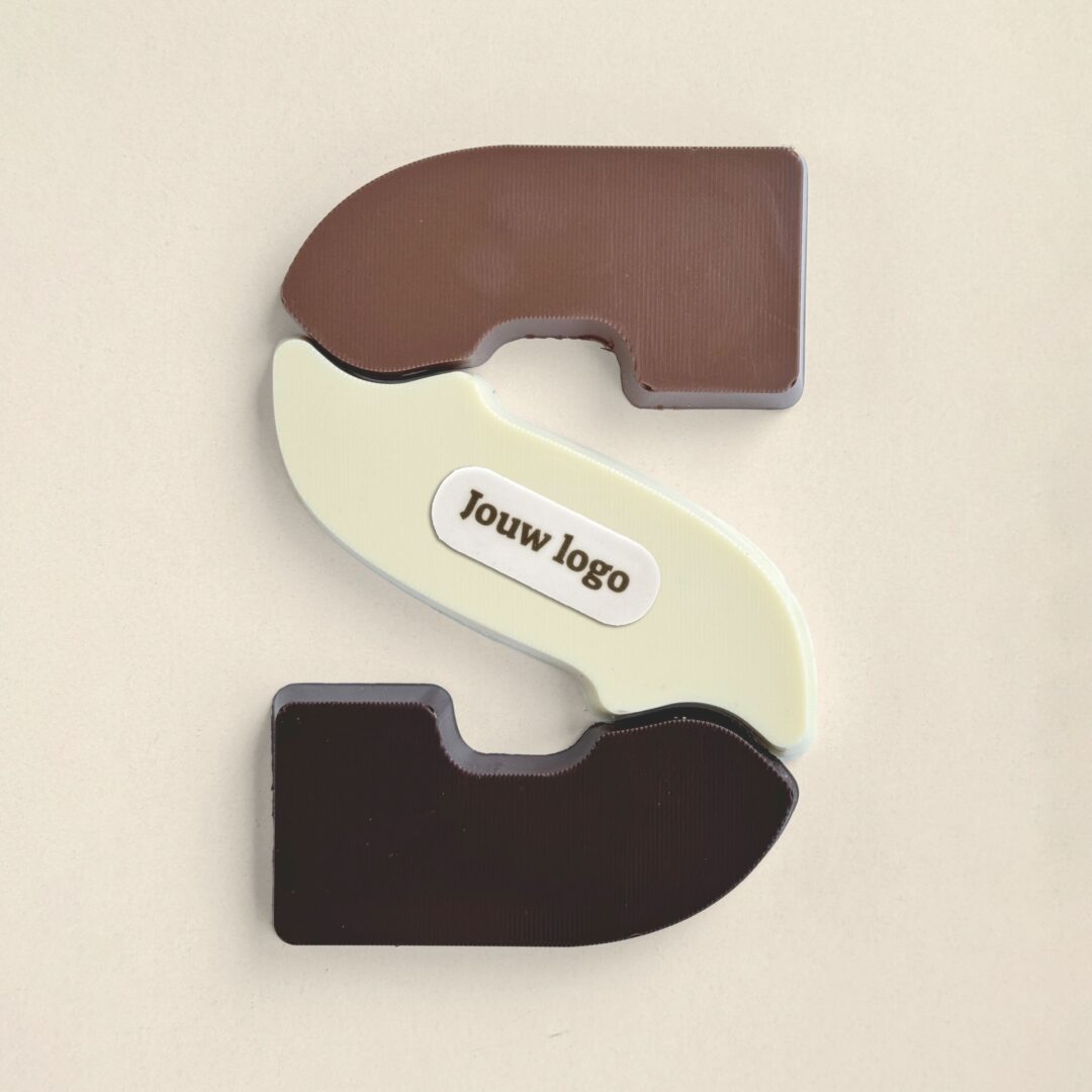 Chocoladeletter in drie smaken, uitvoering met logo op marsepeinen schildje, ander aanzicht
