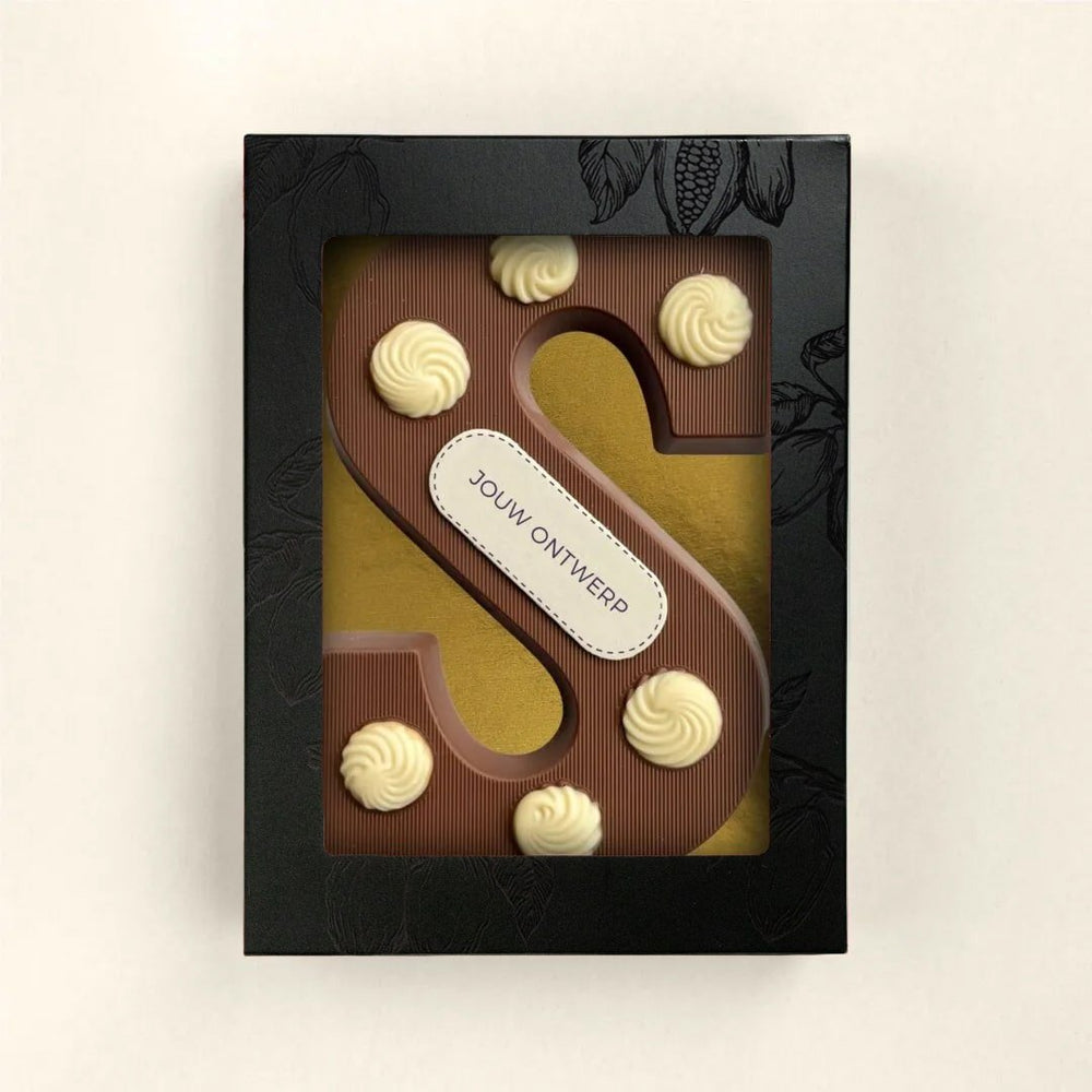 Chocoladeletter S met toefjes, uitvoering met logo op marsepeinen schildje