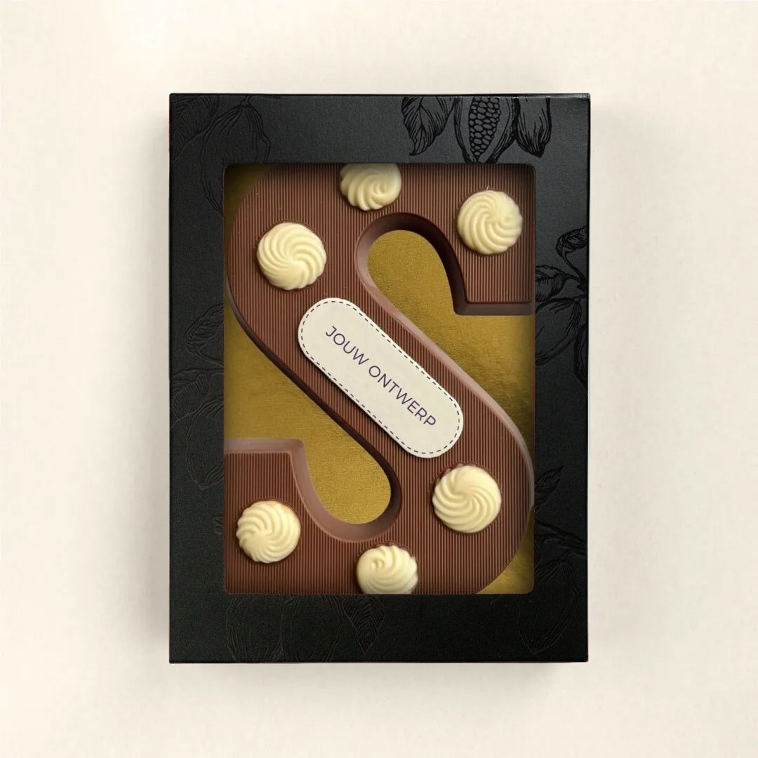 Chocoladeletter S met toefjes, uitvoering met logo op marsepeinen schildje