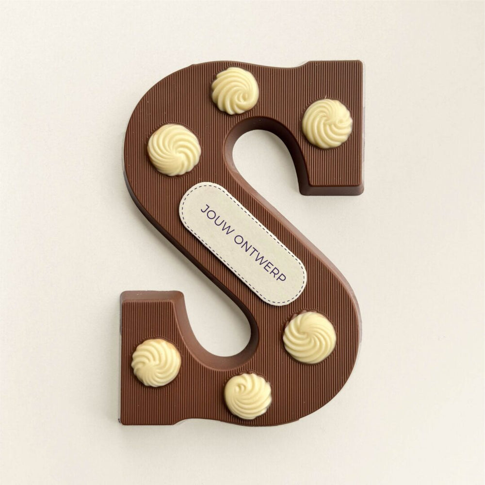 Chocoladeletter S met toefjes, uitvoering met logo op marsepeinen schildje, ander aanzicht