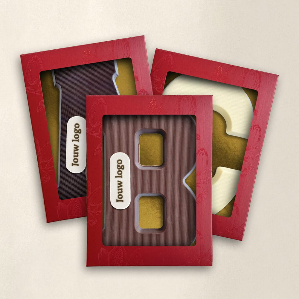 Chocoladeletter met logo op marsepeinen schildje (205 gram), letter A tot Z