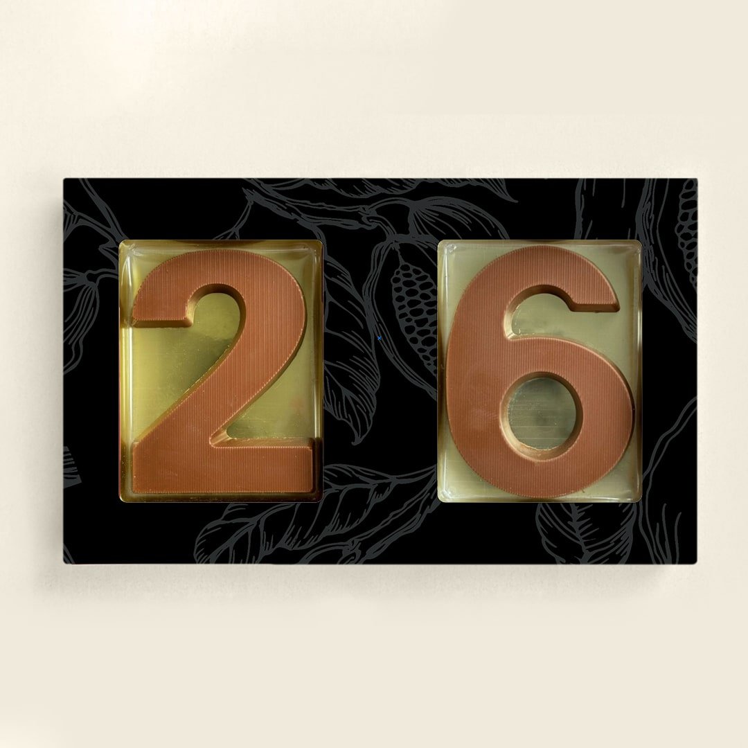 Twee chocoladeletters van 80 gram in een neutrale sleeve