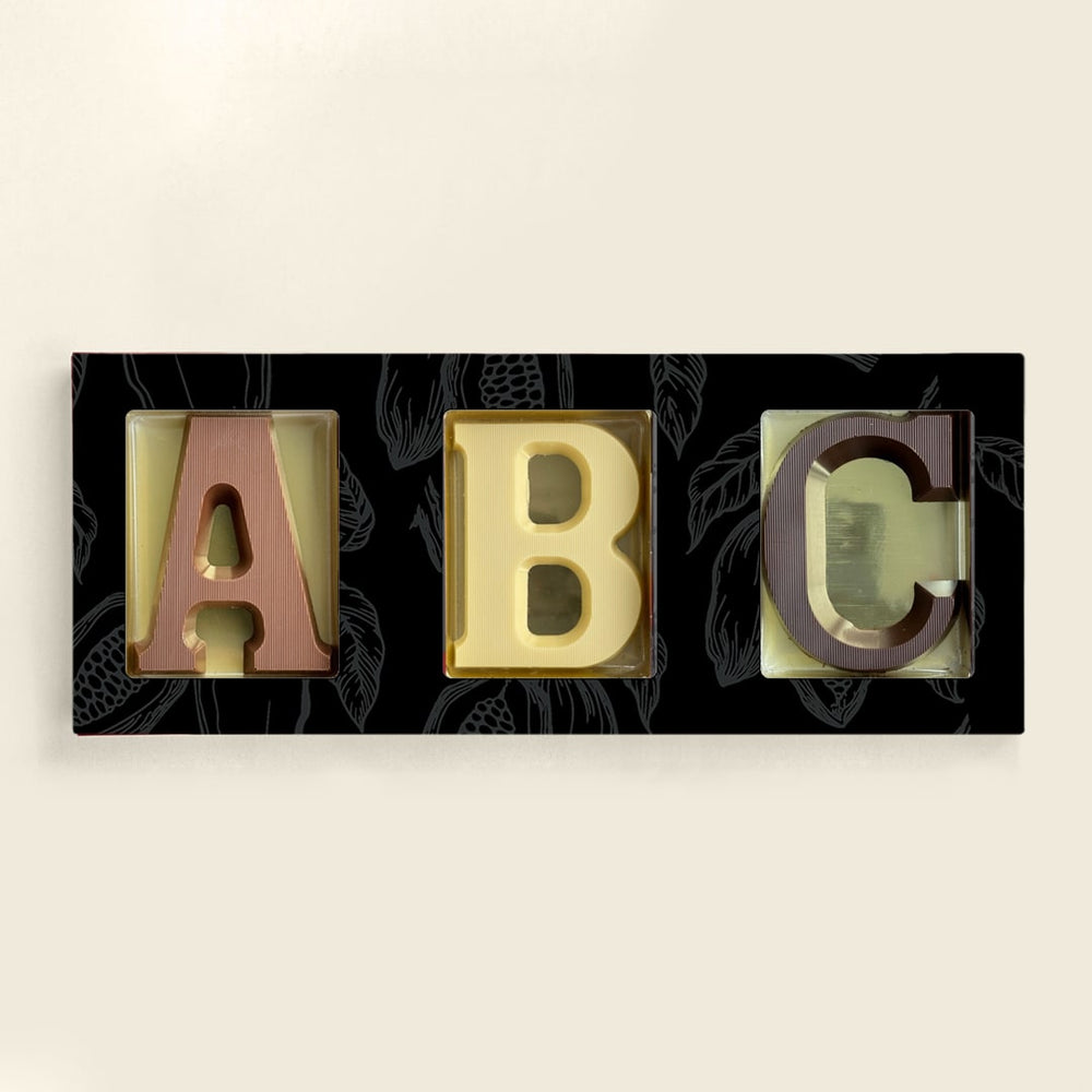 Drie chocoladeletters van 80 gram in een neutrale sleeve