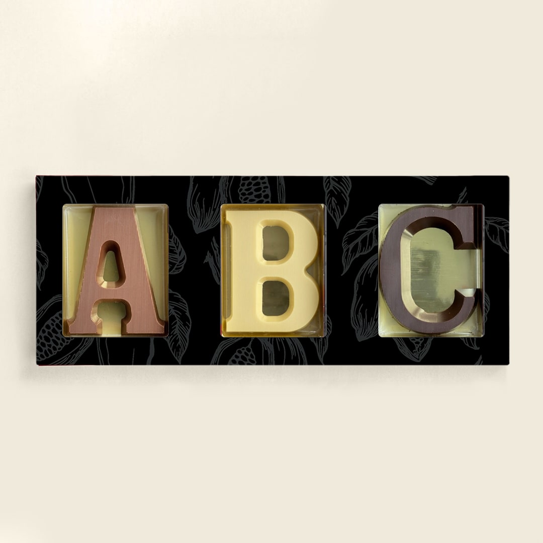 Drie chocoladeletters van 80 gram in een neutrale sleeve