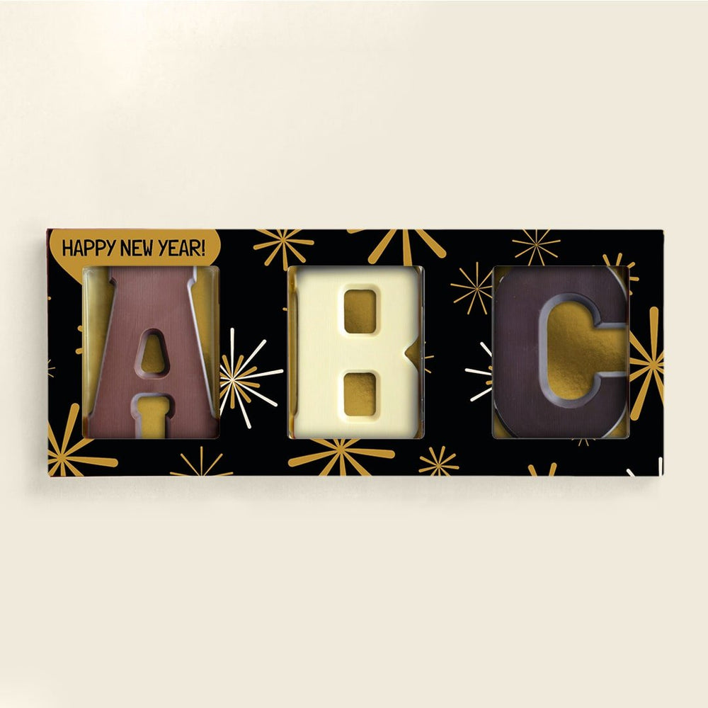 Drie chocoladeletters van 200 gram in een nieuwjaarssleeve
