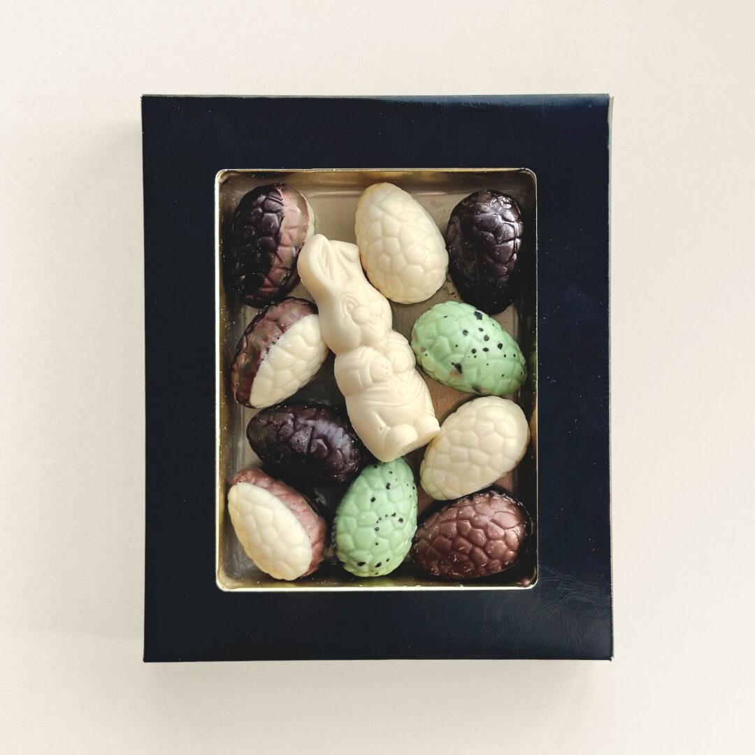 Chocolade paaseitjes in geschenkdoos, uitvoering eitjes en haasjes, klein