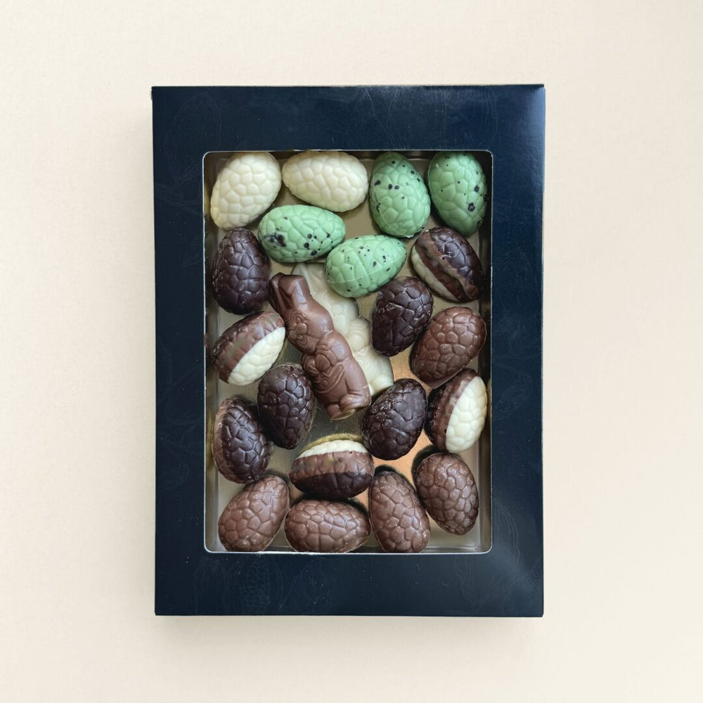 Chocolade paaseitjes in geschenkdoos, uitvoering eitjes en haasjes, groot