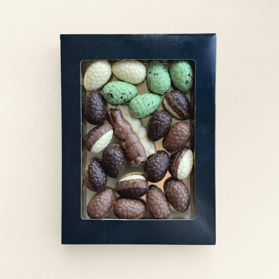 Chocolade paaseitjes in geschenkdoos, uitvoering eitjes en haasjes, groot