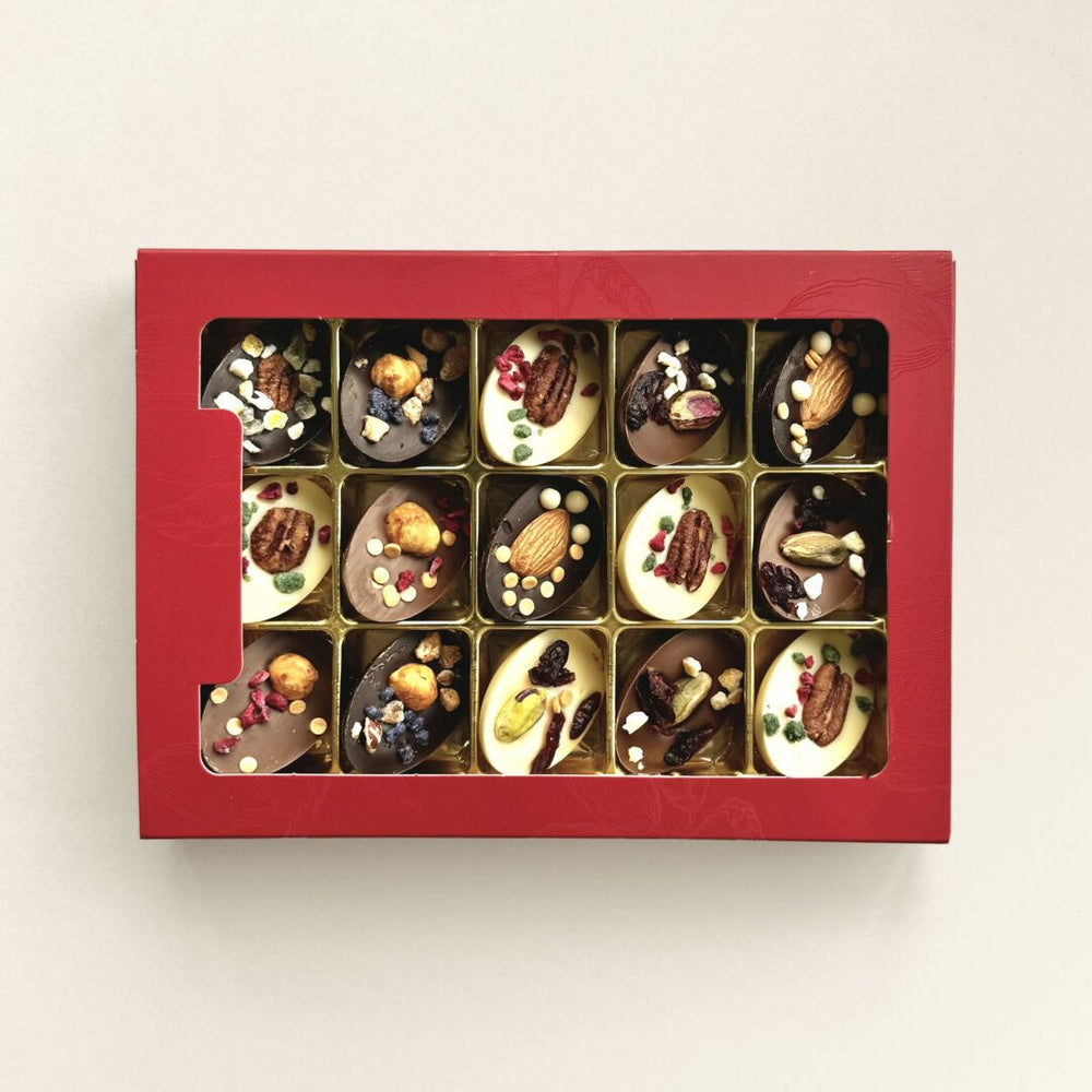Chocolade paaseitjes in geschenkdoos, uitvoering met fruit en noten