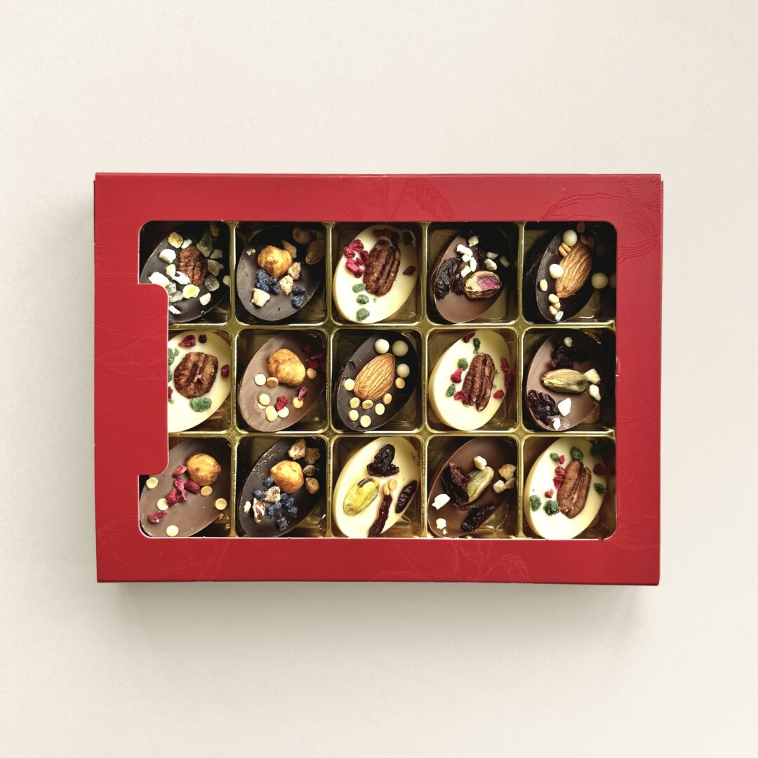 Chocolade paaseitjes in geschenkdoos, uitvoering met fruit en noten