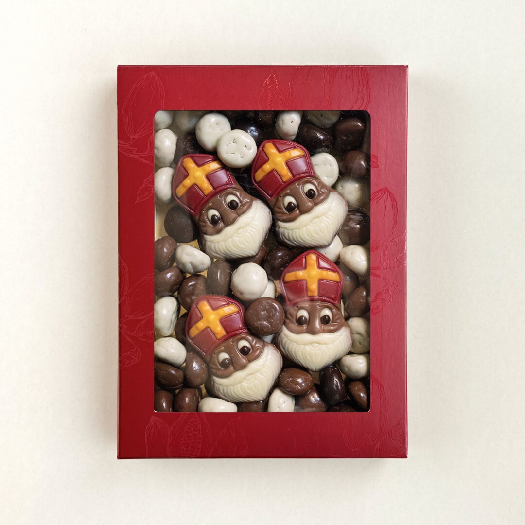 Rood doosje met gechocolateerde kruidnoten en chocolade Sinterklaaskopjes
