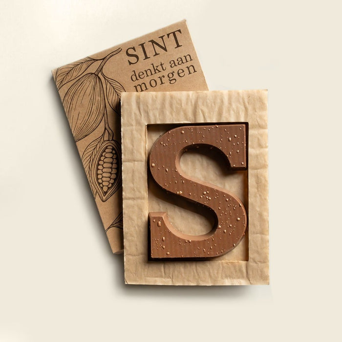 Luxe chocoladeletter S met decoratie (135 tot 140 gram)
