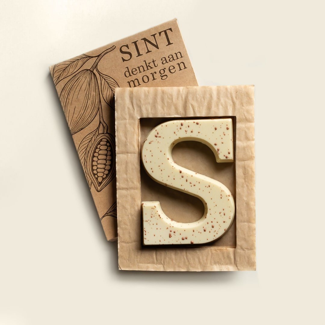 Luxe chocoladeletter S, uitvoering bronzen spetters, wit