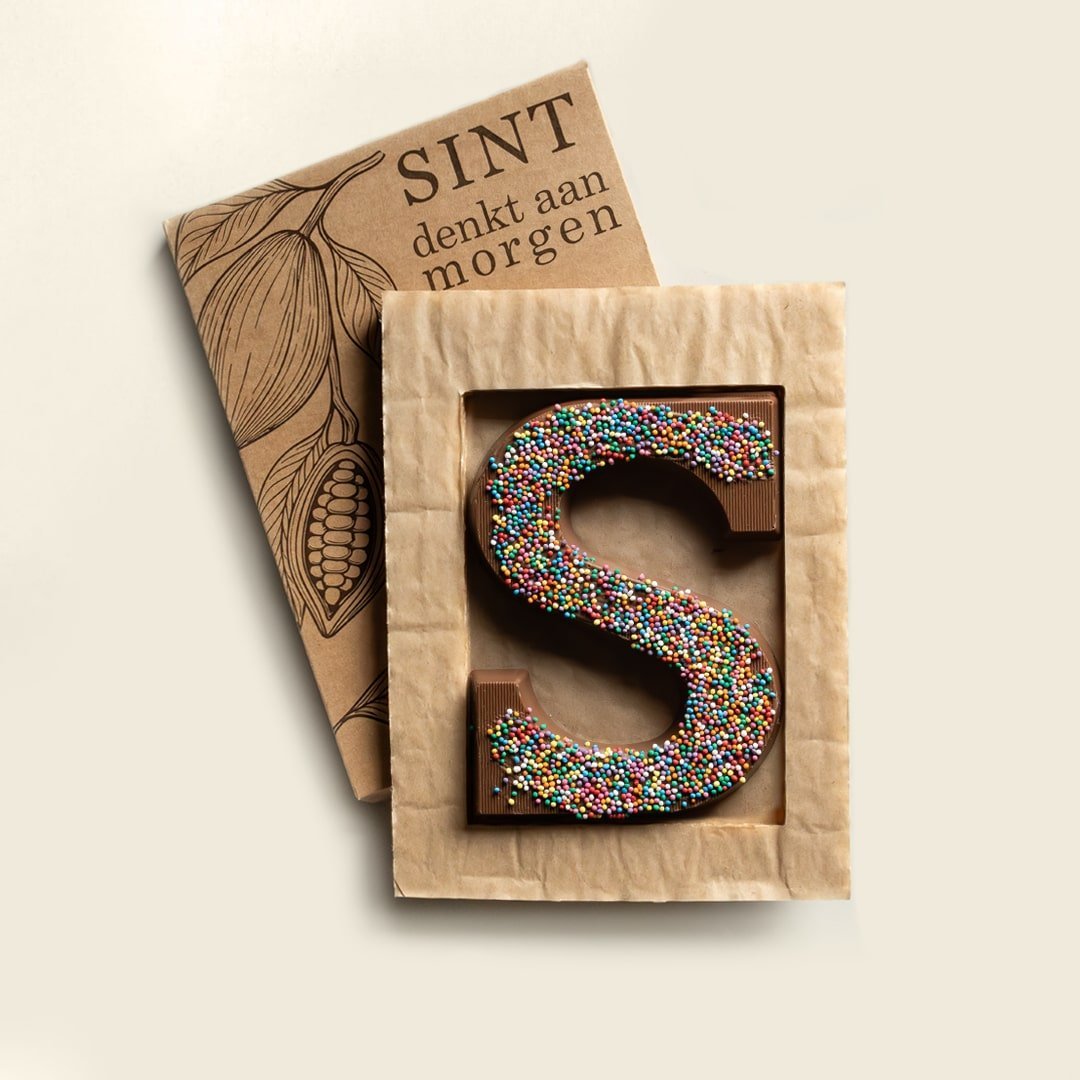 Luxe chocoladeletter S, uitvoering gekleurde suikerspikkels, melk