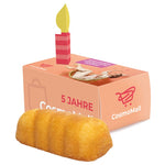 Felicitatiedoosje van wit karton met KuchenMeister vanille-minicake