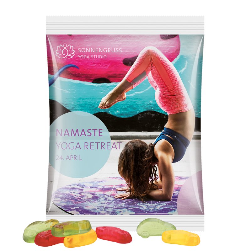 Maxi reclamezakje van witte folie met Trolli fruitgom in de vorm van een autootje
