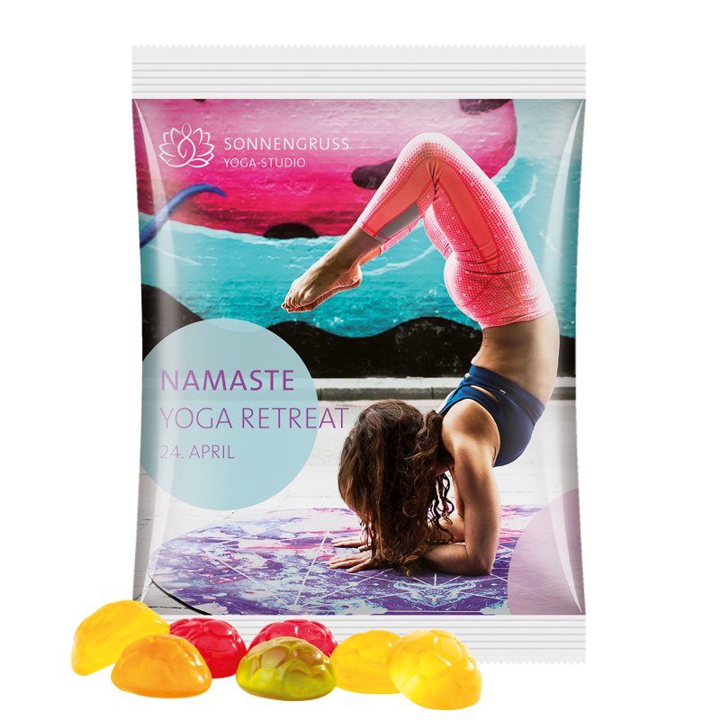 Maxi reclamezakje van witte folie met Trolli fruitgom in de vorm van een voetbal