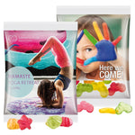 Maxi reclamezakje van 50 gram met Trolli fruitgom in verschillende vormen en een eigen ontwerp