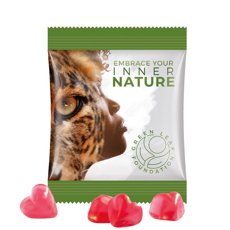 Zakje van witte folie met Trolli fruitgom in de vorm van een hartje