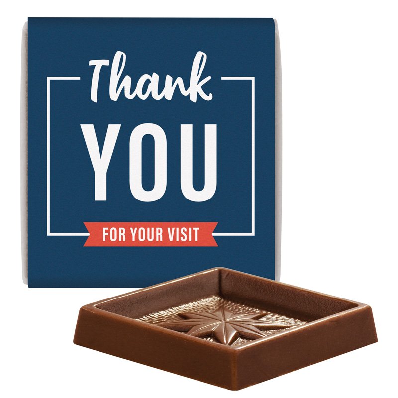 Chocoladevierkantje in glassinepapier met papieren wikkel in eigen ontwerp