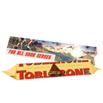 Driehoekige witte kartonnen wikkel met Toblerone in eigen ontwerp
