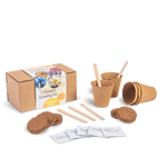 Kweekdoos van kraftkarton met bedrukte wikkel, met ernaast vijf afbreekbare potjes, kokostabletten, houten plantenlabels en zaadzakjes
