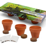 Kweekreep met drie terracotta potjes, kokostabletten en kruidenzaadjes in bedrukte wikkel