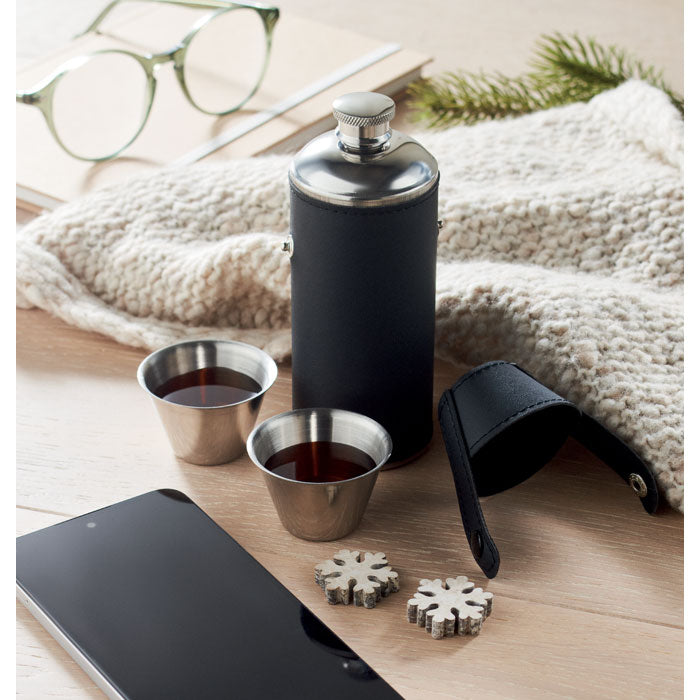 Heupfles met shot cups Cocoon, sfeerfoto